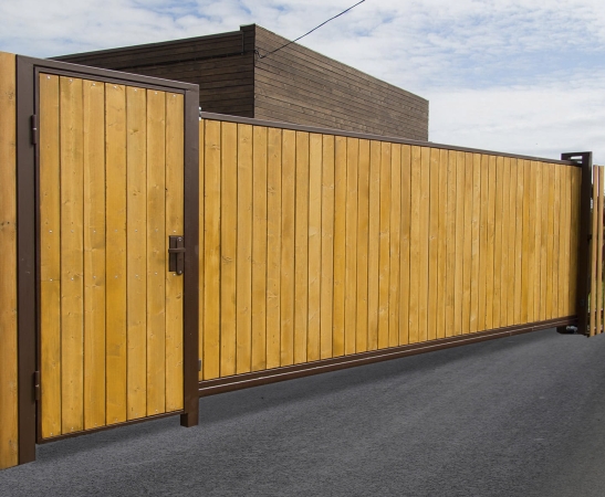 Деревянные ворота в Павловской